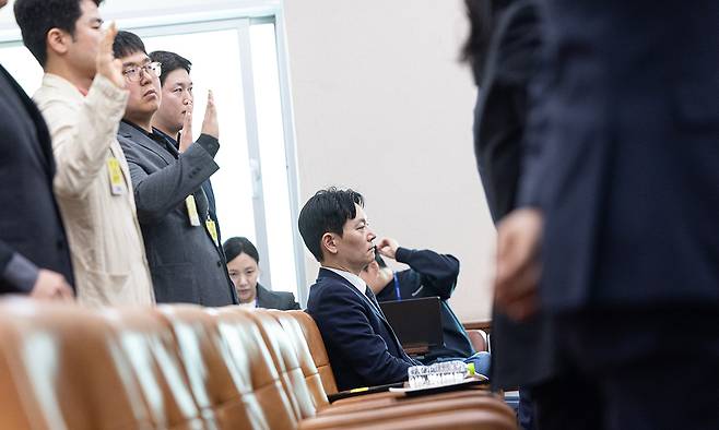 쌍방울 대북송금 사건을 담당했던 박상용 검사가 3일 서울 여의도 국회에서 열린 윤석열정권 정치검찰 조작기소의혹 사건 진상규명 국정조사특별위원회 전체회의에 증인으로 출석해 증인 선서를 거부하고 자리에 앉아있다. 뉴스1