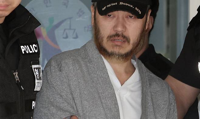 '마약왕' 박왕열(48)이 3월 27일 경기 의정부시 의정부지방법원에서 열린 구속 전 피의자심문(영장실질심사)을 마친 후 법정을 나서고 있다. 박왕열은 필리핀에서 ‘전세계’라는 닉네임으로 활동하며 텔레그램 등 메신저를 이용해 필로폰과 엑스터시, 케타민, 대마 등 마약류를 한국에 대량 유통한 혐의를 받고 있다. 뉴스1