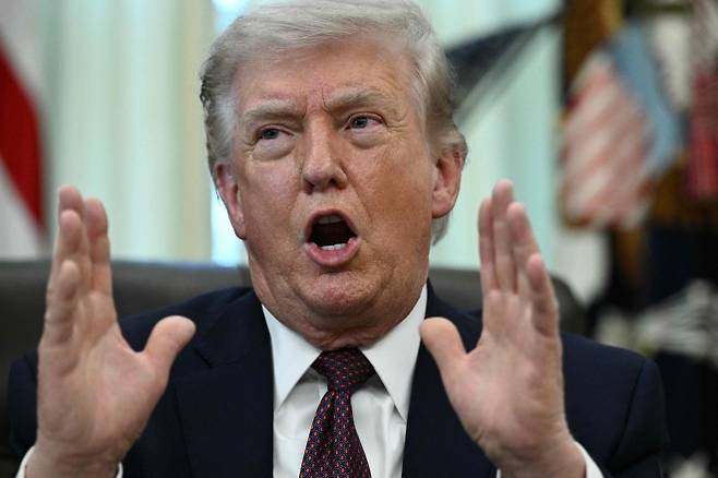 도널드 트럼프 미국 대통령이 31일(현지시간) 워싱턴 DC 백악관 집무실(오벌 오피스)에서 행정명령에 서명한 뒤 발언하고 있다. AFP 연합뉴스