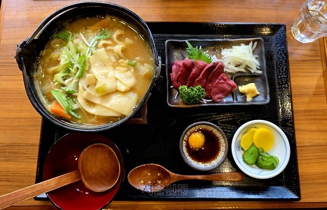 야마나시 토속 음식인 호토(식판 왼쪽)와 말고기 육회(식판 오른쪽 위).