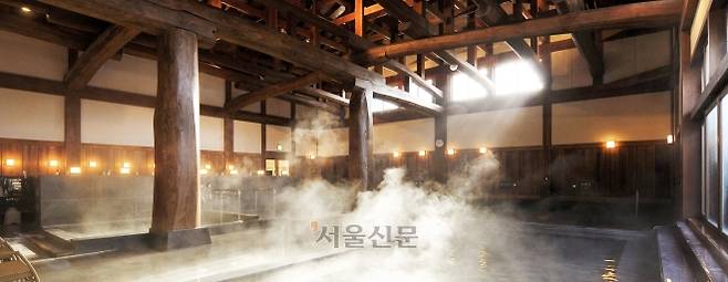 일본 최대 목조 욕장인 후지야마 온천.