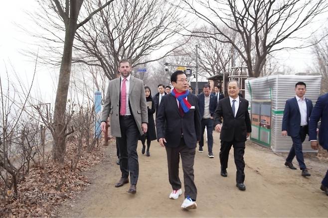 지난 2월 도널드 트럼프 미국 대통령의 차남 에릭 트럼프(왼쪽) 트럼프그룹 총괄 부사장이 이현재(왼쪽 두 번째) 경기 하남시장과 K-스타월드 사업 예정지인 미사섬 일대를 둘러보고 있다. 하남시 제공
