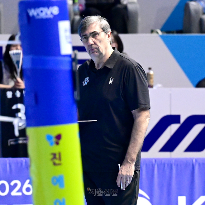 필립 블랑 현대캐피탈 감독이 2일 인천 계양체육관에서 열린 2025~26 프로배구 V리그 남자부 챔피언결정전 1차전 대한항공과의 경기에서 생각에 잠긴 채 코트를 바라보고 있다. 2026.4.3 한국배구연맹 제공
