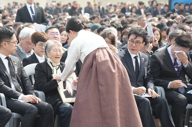 배우 김미경이 유족 고계순씨의 사연을 소개하면서 계순 삼촌에게 다가가 안아주려 하고 있다. 옆에 앉아 있던 김민석 국무총리와 우원식 국회의장이 눈물을 훔치고 있다. 제주도 제공