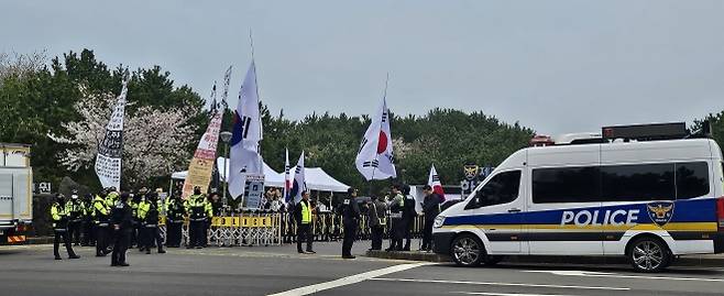3일 제78회 4·3추념식이 열리는 4·3평화공원 인근에서 극우 단체가 ‘제주4·3은 공산폭동’ 이라는 현수막을 들고 집회를 열고 있다. 제주 강동삼 기자