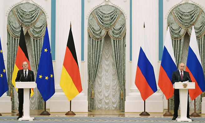 올라프 숄츠 당시 독일 총리(왼쪽)와 블라디미르 푸틴 러시아 대통령이 2022년 2월 15일 모스크바 크렘린궁에서 우크라이나 안보 문제를 논의한 후 기자회견에 참석하고 있다. AFP 연합뉴스