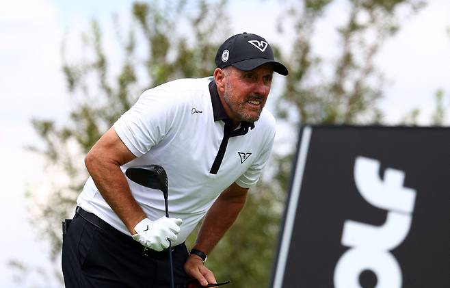 필 미컬슨이 지난달 LIV 골프 남아공 대회에서 티샷을 한 뒤 공이 떨어진 지점을 살피고 있다. 로이터연합뉴스