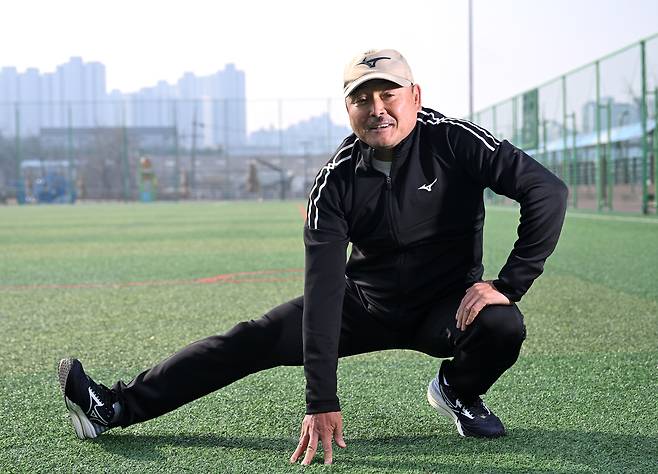 이봉주가 건강한 모습으로 트랙을 돌기 전 몸을 풀고 있다. 성형주 기자