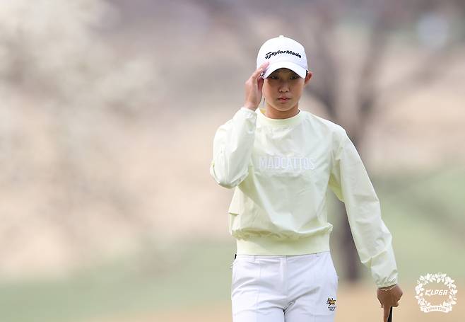 갤러리에게 인사하고 있는 김서아. 사진 제공=KLPGA