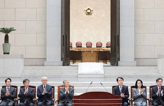 3월3일 대법원에서 열린 노태악 대법관 퇴임식에서 조희대 대법원장(왼쪽 네 번째)과 대법관들이 박수를 치고 있다. ⓒ연합뉴스