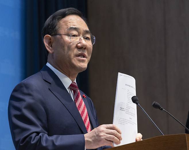 국민의힘 대구시장 후보 경선에서 '컷오프'된 주호영 국회부의장이 3월26일 국회 소통관에서 가진 기자회견 도중 이날 오전 서울남부지법에 제출한 효력 정지 가처분 신청서 원본을 들어 보이고 있다. ⓒ연합뉴스