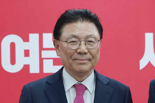 6·3 지방선거 울산시장에 도전하는 박맹우 전 울산시장이 3월12일 서울 영등포구 여의도 국민의힘 중앙당사에서 열린 광역단체장 후보 면접에 앞서 기념 촬영하고 있다. ⓒ 연합뉴스