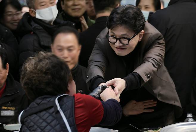 한동훈 전 국민의힘 대표가 3월7일 부산 북구 구포시장의 한 국밥집을 찾아 상인과 인사하고 있다. ⓒ연합뉴스