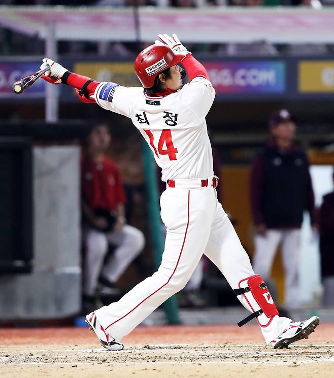 SSG 최정이 2일 인천SSG랜더스필드서 열린 키움전 1회말 2점홈런을 쳐낸 뒤 타구를 응시하고 있다. 사진제공｜SSG 랜더스