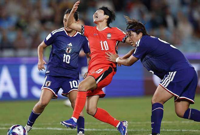 여자축구 국가대표 지소연(가운데)이 18일 아시아축구연맹(AFC) 아시안컵 4강전 일본과의 경기에서 일본 선수들의 수비에 볼을 놓치고 있다. 시드니 | 게티이미지코리아