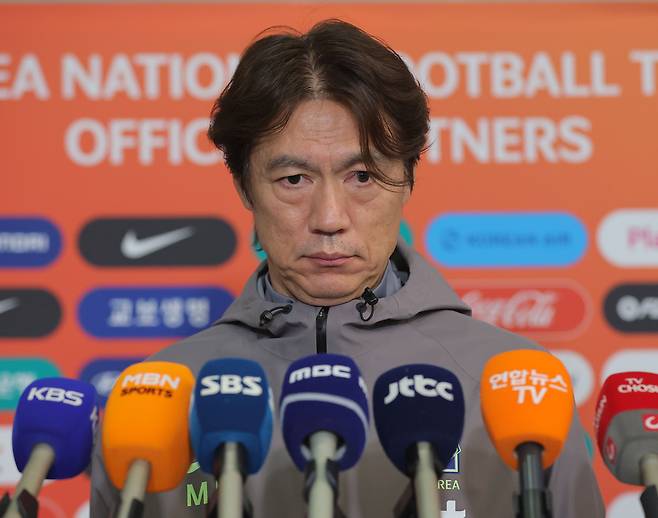 축구대표팀 홍명보 가목이 2일 인천공항을 통해 귀국한 뒤 인터뷰에서 취재진의 질문을 듣고 있다. 연합뉴스