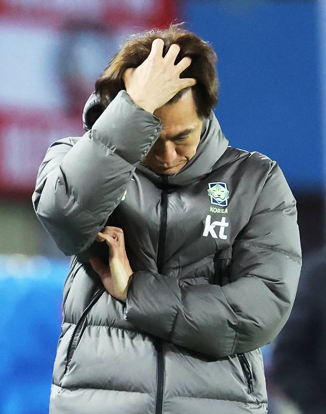 축구대표팀 홍명보 감독이 1일 오스트리아와 평가전에서 득점 실패에 아쉬워하고 있다. 연합뉴스