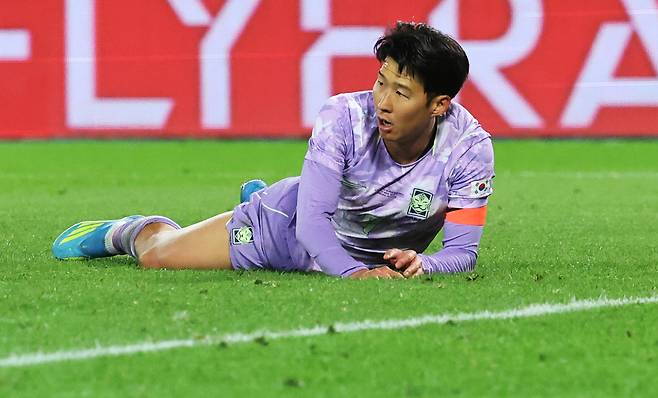 축구대표팀 손흥민이 1일 오스트리아전에서 득점 기회를 놓친 뒤 그라운드에 쓰러져 아쉬워하고 있다. 연합뉴스