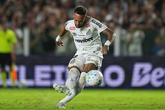 산투스 네이마르가 3일 헤모전에서 프리킥을 차고 있다. AP연합뉴스