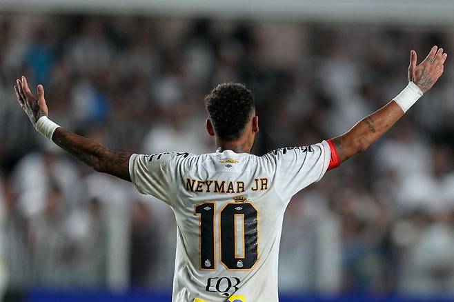 산투스 네이마르가 3일 헤모전에서 동료들을 독려하고 있다. AP연합뉴스