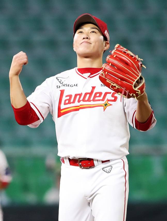 SSG 랜더스 최민준이 2일 인천 SSG랜더스필드에서 열린 키움 히어로즈전에 선발 등판해 이닝을 마친 뒤 기뻐하고 있다. /사진=SSG 랜더스 제공