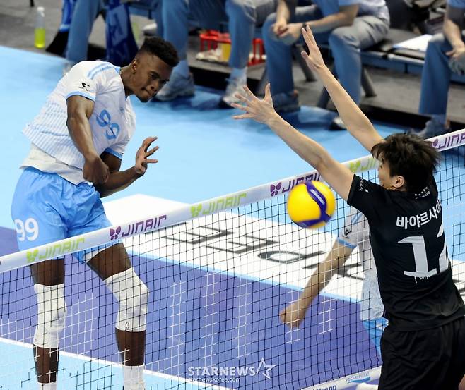 대한항공 마쏘가 3일 계양체육관에서 열린 진에어  2025-2026 V리그 챔피언결정전 대한항공과 현대캐피탈 경기에서 바야르사이한을 따돌리며 강타를 시도하고 있다. /사진=강영조 선임기자