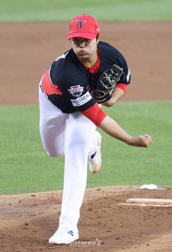 2026 신한 SOL KBO리그 LG 트윈스 대 KIA 타이거즈 경기가 2일 서울 잠실야구장에서 열렸다.  KIA 선발 김태형이 역투하고 있다. /사진=김진경 대기자