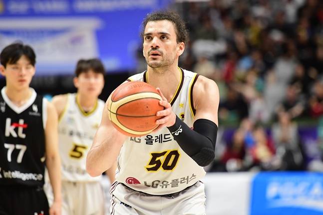 더블더블로 활약한 마레이. /사진=KBL