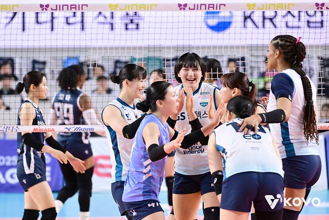 득점에 기뻐하는 GS칼텍스 선수들. /사진=한국배구연맹 제공