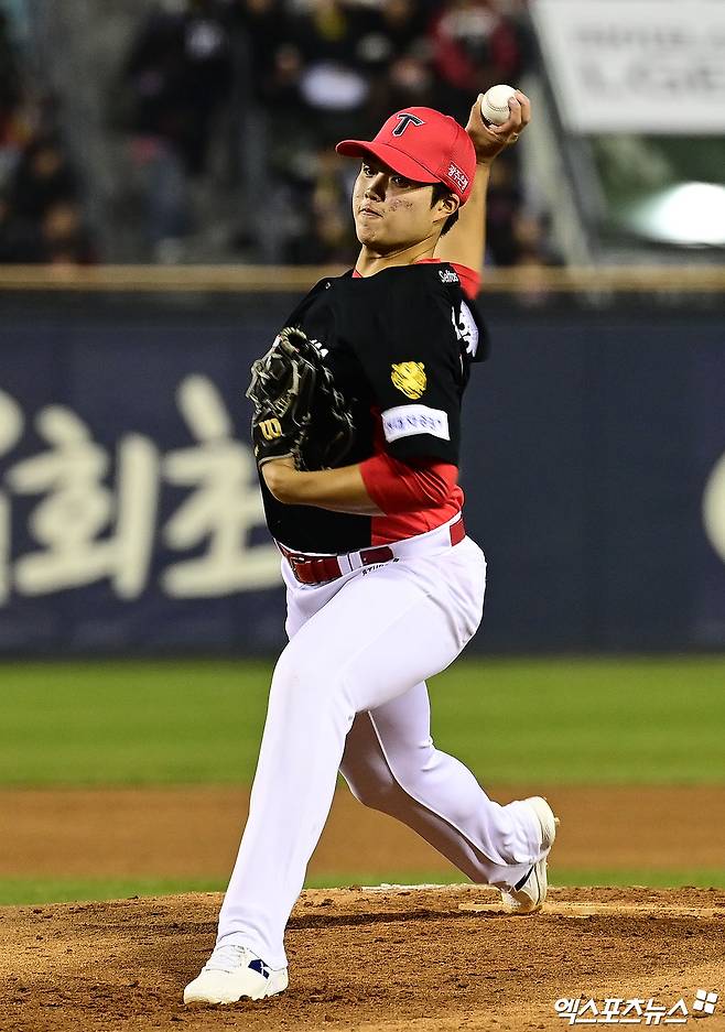 2일 오후 서울 송파구 잠실야구장에서 열린 '2026 신한 SOL Bank KBO리그' KIA 타이거즈와 LG 트윈스의 경기, 3회말 KIA 선발투수 김태형이 역투하고 있다. 잠실, 박지영 기자