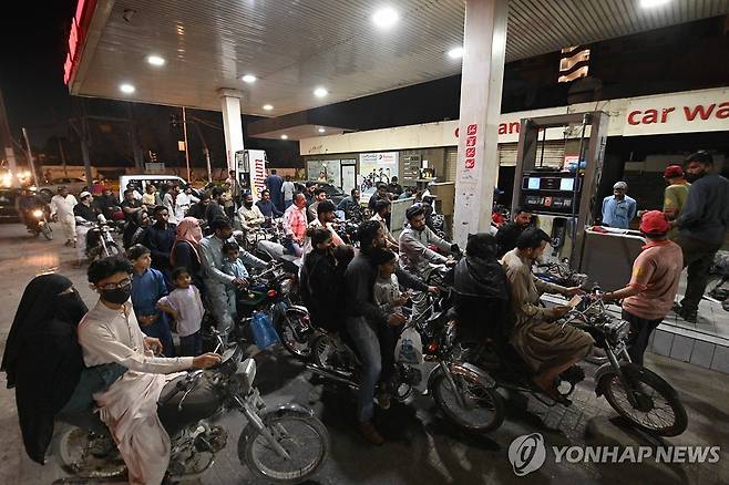 파키스탄 카라치 주유소에 줄선 오토바이 운전자들 [EPA 연합뉴스 자료사진. 재판매 및 DB 금지]
