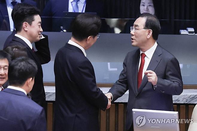 주호영 국회부의장과 대화하는 이 대통령 (서울=연합뉴스) 이재명 대통령이 2일 국회에서 2026 추가경정예산안 시정연설을 마친 뒤 주호영 국회부의장과 대화하고 있다. 2026.4.2 [국회사진기자단] hkmpooh@yna.co.kr