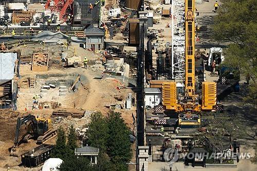 공사 진행중인 백악관 (워싱턴DC AP=연합뉴스) 2026년 4월 1일 미국 워싱턴DC의 백악관에서 연회장 신축공사가 계속 진행되고 있다. (AP Photo/Allison Robbert) 2026.4.3.