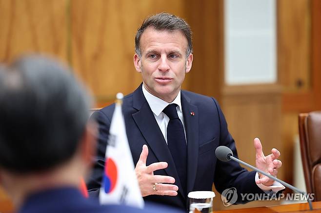 마크롱 대통령, 한-프랑스 정상회담 발언 (서울=연합뉴스) 김도훈 기자 = 에마뉘엘 마크롱 프랑스 대통령이 3일 청와대에서 열린 이재명 대통령과의 확대 정상회담에서 발언하고 있다. 2026.4.3 superdoo82@yna.co.kr