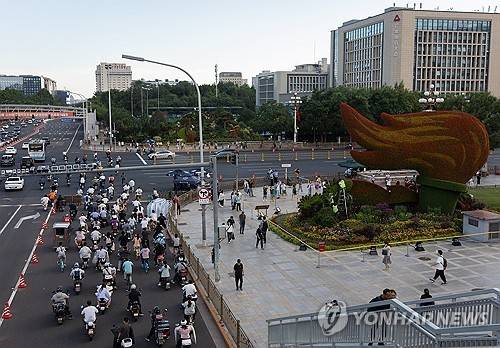 중국 베이징 도로의 이륜차 행렬 [EPA 연합뉴스 자료사진. 재판매 및 DB금지]