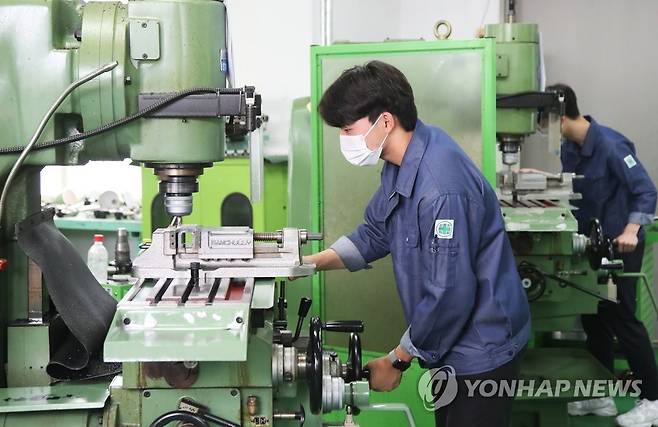 실기시험 앞두고 실습수업 하는 학생들 [연합뉴스 자료사진]