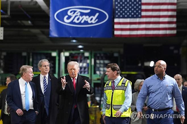 포드 공장을 찾은 트럼프 미국 대통령  [AP=연합뉴스. 재판매 및 DB 금지]