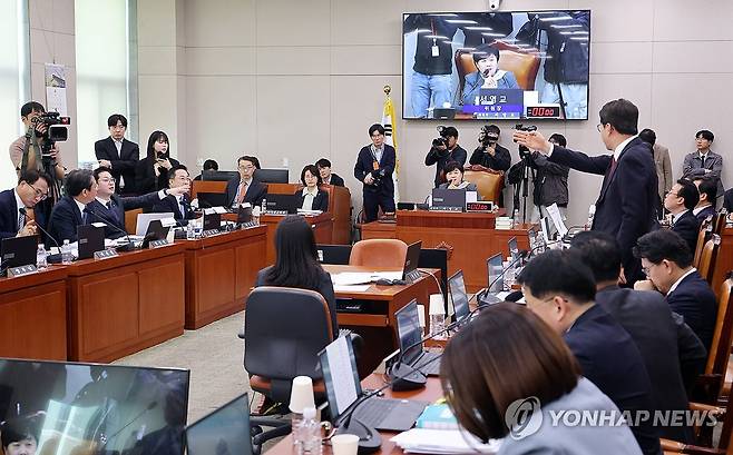 언쟁 이어지는 국회 조작기소 국조특위 (서울=연합뉴스) 이동해 기자 = 국민의힘 신동욱 의원이 3일 국회에서 열린 '윤석열정권 정치검찰조작기소 의혹사건 진상규명' 국정조사특별위원회 전체회의에서 더불어민주당 의원들과 언쟁을 벌이고 있다. 2026.4.3 eastsea@yna.co.kr