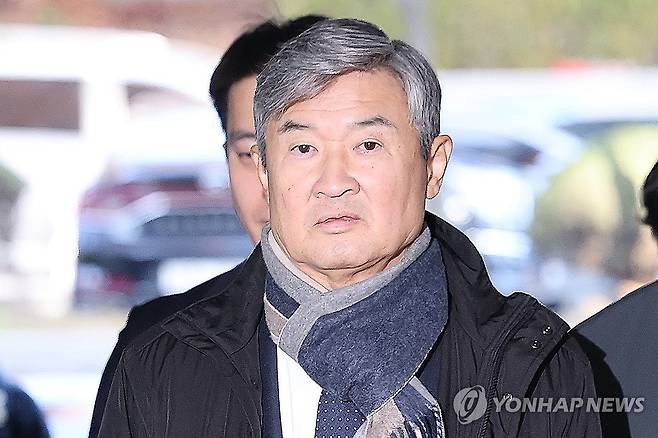 조태용 전 국정원장, 구속심사 출석 (서울=연합뉴스) 이동해 기자 = 국가정보원법 위반, 직무유기, 위증 등의 혐의를 받는 조태용 전 국가정보원장이 11일 구속 전 피의자 심문(영장실질심사)을 받기 위해 서울 서초구 서울중앙지방법원에 들어서고 있다. 2025.11.11 eastsea@yna.co.kr