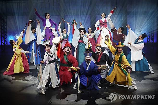 관객친화적 전통연희극 '광대' (서울=연합뉴스) 강민지 기자 = 3일 오후 서울 중구 국립정동극장에서 열린 전통연희극 '광대' 프레스콜에서 출연진들이 장면 시연을 하고 있다. 2026.4.3 mjkang@yna.co.kr