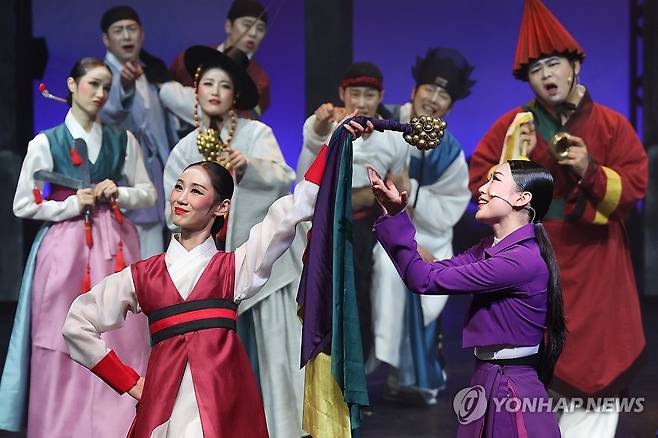 관객친화적 전통연희극 '광대' (서울=연합뉴스) 강민지 기자 = 3일 오후 서울 중구 국립정동극장에서 열린 전통연희극 '광대' 프레스콜에서 출연진들이 장면 시연을 하고 있다. 2026.4.3 mjkang@yna.co.kr