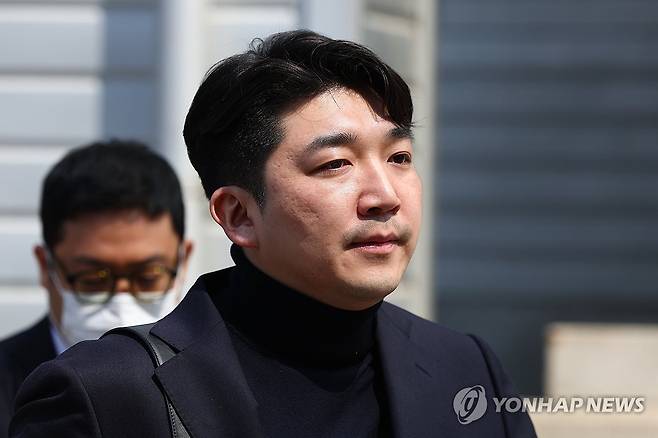 회생법원 도착한 최형록 발란 대표 (서울=연합뉴스) 서대연 기자 = 최형록 발란 대표가 3일 서울 서초구 서울회생법원에서 열리는 기업회생신청 대표자 심문기일에 출석하고 있다. 
    명품 온라인플랫폼 발란은 지난달 31일 서울회생법원에 기업회생절차(법정관리)를 신청했다고 밝혔다. 2025.4.3 dwise@yna.co.kr