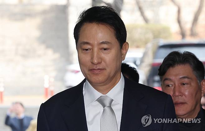 법원 출석하는 오세훈 서울시장 (서울=연합뉴스) 이진욱 기자 = 오세훈 서울시장이 3일 서초동 서울중앙지법에서 열린 '명태균 여론조사 대납 의혹 사건' '1심 속행 공판에 출석하고 있다. 2026.4.3 cityboy@yna.co.kr