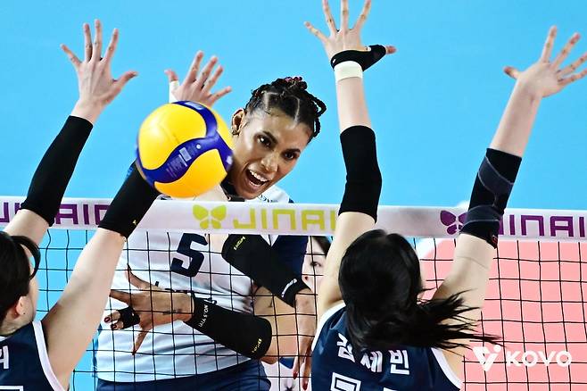 공격하는 GS칼텍스의 실바  [한국배구연맹 제공. 재판매 및 DB 금지]