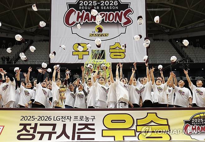 기뻐하는 창원 LG 선수들 (수원=연합뉴스) 홍기원 기자 = 3일 경기도 수원KT소닉붐아레나에서 열린 프로농구 수원 KT 소닉붐과 창원 LG 세이커스의 경기. 이 경기에서 승리하며 정규리그 우승을 차지한 LG 조상현 감독과 선수들이 트로피를 들고 기뻐하고 있다. 2026.4.3 xanadu@yna.co.kr