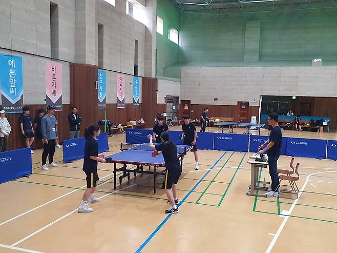 ▲사제동행 탁구대회서 학생과 교사가 한 팀으로 경기하고 있다. /사진제공=고양교육지원청