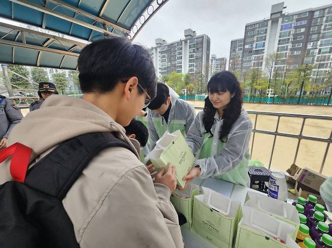 대전지역 세 곳의 학교밖청소년지원센터는 4월 4일 시행된 초·중·고 졸업학력 검정고시에 응시하는 학교 밖 청소년들을 응원하기 위해 이른 아침부터 고사장(괴정중, 둔원중, 탄방중)을 찾아 아침 간식과 응원선물, 도시락 등을 지원하고 격려했다.        사진=학교밖청소년지원센터 제공