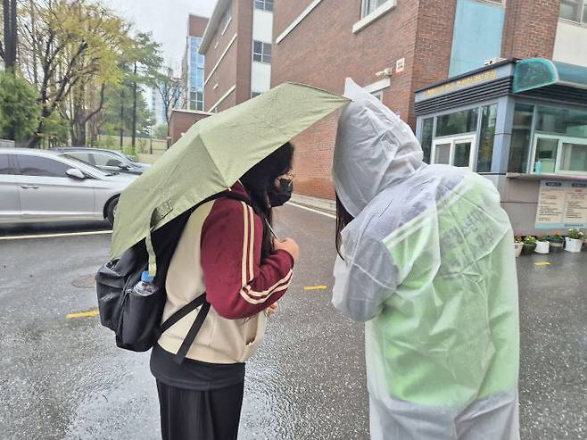 대전지역 세 곳의 학교밖청소년지원센터는 4월 4일 시행된 초·중·고 졸업학력 검정고시에 응시하는 학교 밖 청소년들을 응원하기 위해 이른 아침부터 고사장(괴정중, 둔원중, 탄방중)을 찾아 아침 간식과 응원선물, 도시락 등을 지원하고 격려했다.        사진=학교밖청소년지원센터 제공