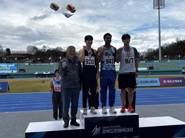 제64회 경상북도민체육대회 육상 남자 일반부 100m 결승 시상식에서 김학동 예천군수가 우승한 예천군청 나마디 조엘진과 입상 선수들과 함께 기념촬영을 하고 있다. 유상현 기자.