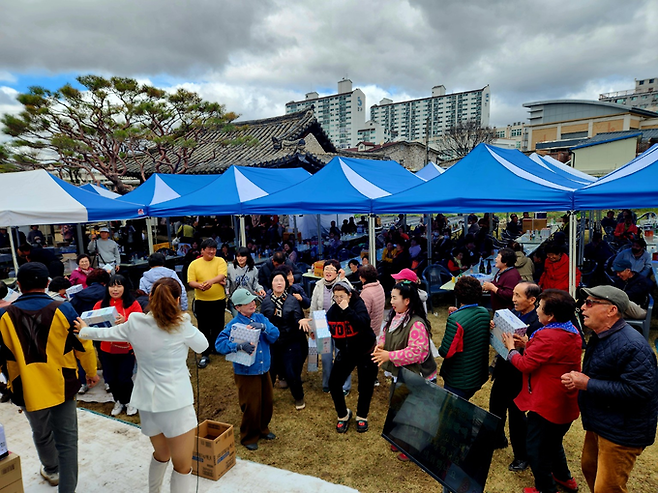 ▲ 경북 의성 종친회관에서 열린 대동종친회 총회 식후 행사에서 참석자들이 텐트 아래로 모여 경품을 받으며 환호하고 있다. 의성김씨대동종친회 제공